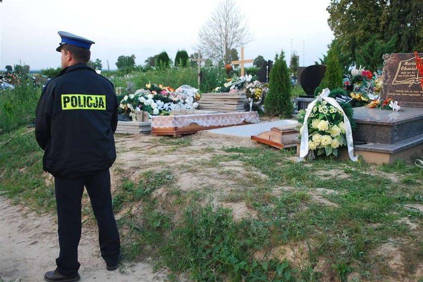 Sławomir J. (24 l.), który razem z ojcem wykradł ciało z cmentarza, a potem je spalił, by upozorować własną śmierć i zgarnąć pieniądze z polisy na życie wpadł w ręce policjantów.