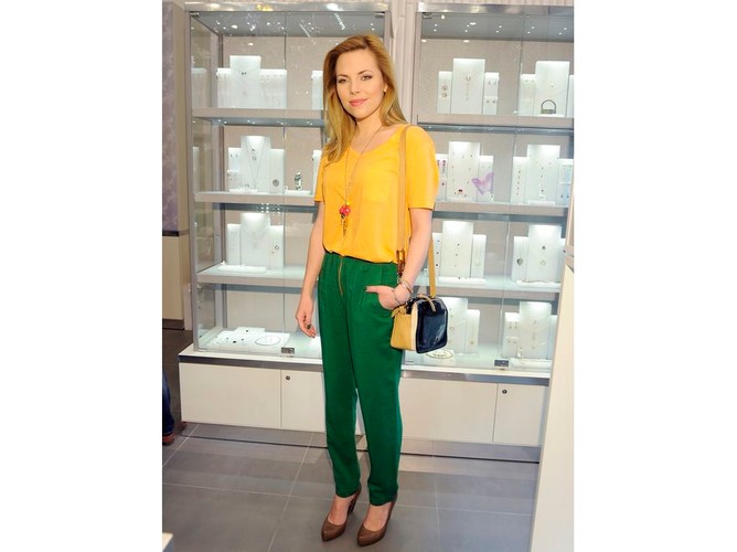 Udana stylizacja Aleksandry Kwaśniewskiej: żółć, zieleń i fantazyjny naszyjnik