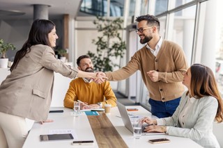 Komunikacja zawodzi, zaufanie spada – zaangażowanie polskich pracowników na najniższym poziomie od czasów pandemii