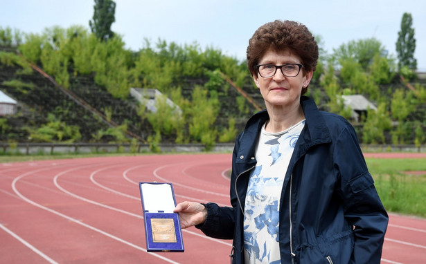 Grażyna Rabsztyn pozuje do zdjęcia na stadionie RKS Skra Warszawa