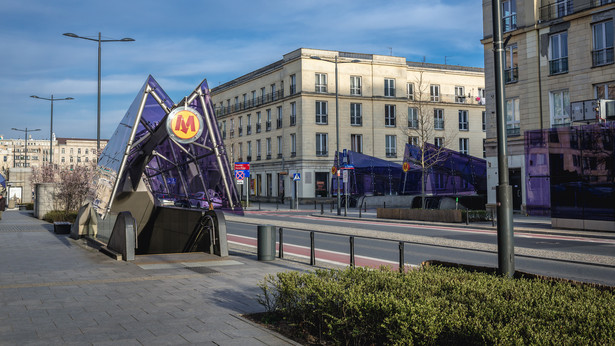 Opustoszała ulica Świętokrzyska w centrum Warszawy podczas pandemii COVID-19