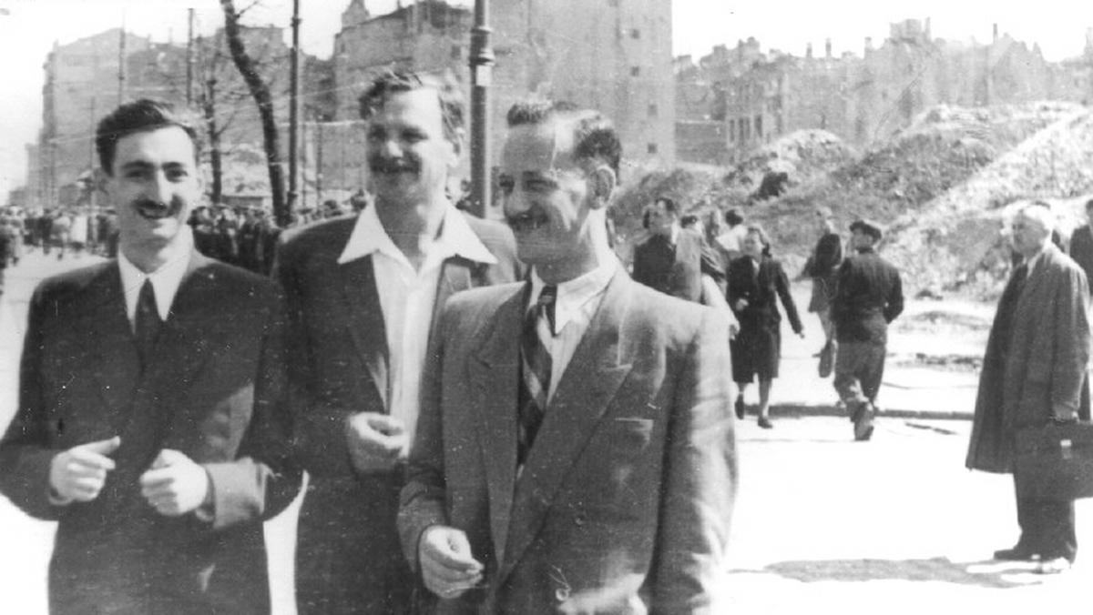 Marek Edelman i Antek Cukierman na ruinach warszawskiego getta. Przyjechali do Warszawy na obchody III rocznicy wybuchu powstania, 19 kwietnia 1946 r.