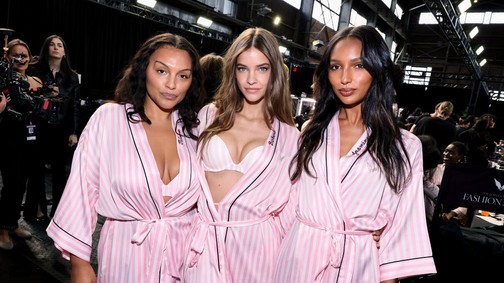 A Victoria's Secret show afterpartiját elárasztották a meztelenruhák: Palvin Barbara és Alessandra Ambrosio is aprócska ruhában bulizott