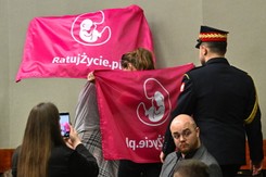 W Sejmie debata. A przed nim - figurki płodów na prześcieradłach i puste wózki