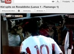 Dziecko opluło słynnego piłkarza. Wideo