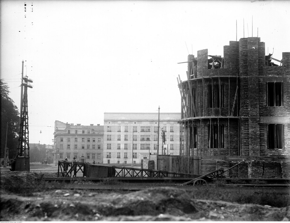 Ulica Królewska w Krakowie. Fragment ulicy z placem u wylotu ulicy Adama Mickiewicza. Widoczna budowa jednego z budynków (1930 r.)