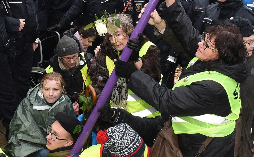 Zamieszanie w rocznicę Smoleńska. Protestują przeciwko ekshumacjom