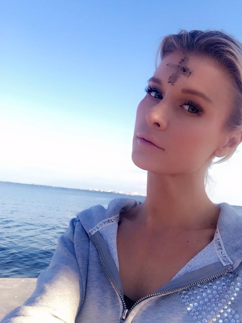 Joanna Krupa z krzyżem na czole