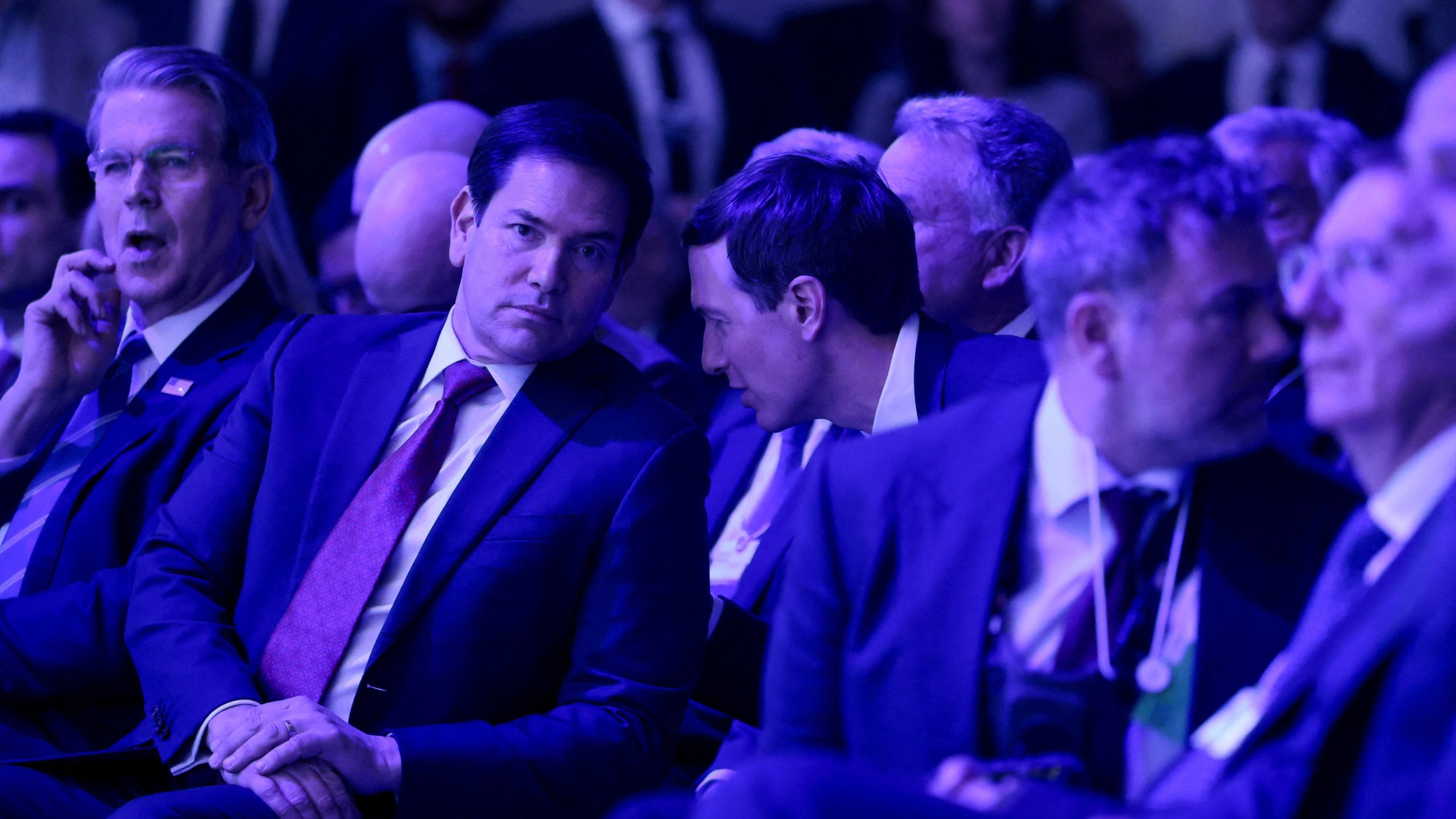 Americký minister financií Scott Bessent, minister zahraničných vecí Marco Rubio a zať amerického prezidenta Donalda Trumpa Jared Kushner sa zúčastňujú na 56. ročníku Svetového ekonomického fóra (WEF) v Davose.