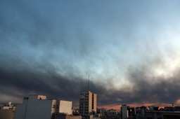 nowe ataki na iran. uderzenie w lotnisko i siedzibę zgromadzenia ekspe