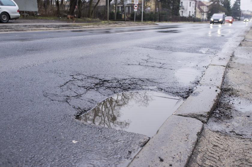 Poznańscy kierowcy mogą zgłaszać drogowcom dziury na ulicach