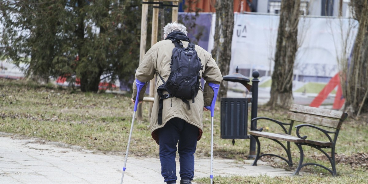 Polacy doceniają działania na rzecz rodzin wychowujących dzieci. Oczekiwaliby jednak większego wsparcia dla tych, którzy opiekują się starszymi osobami.