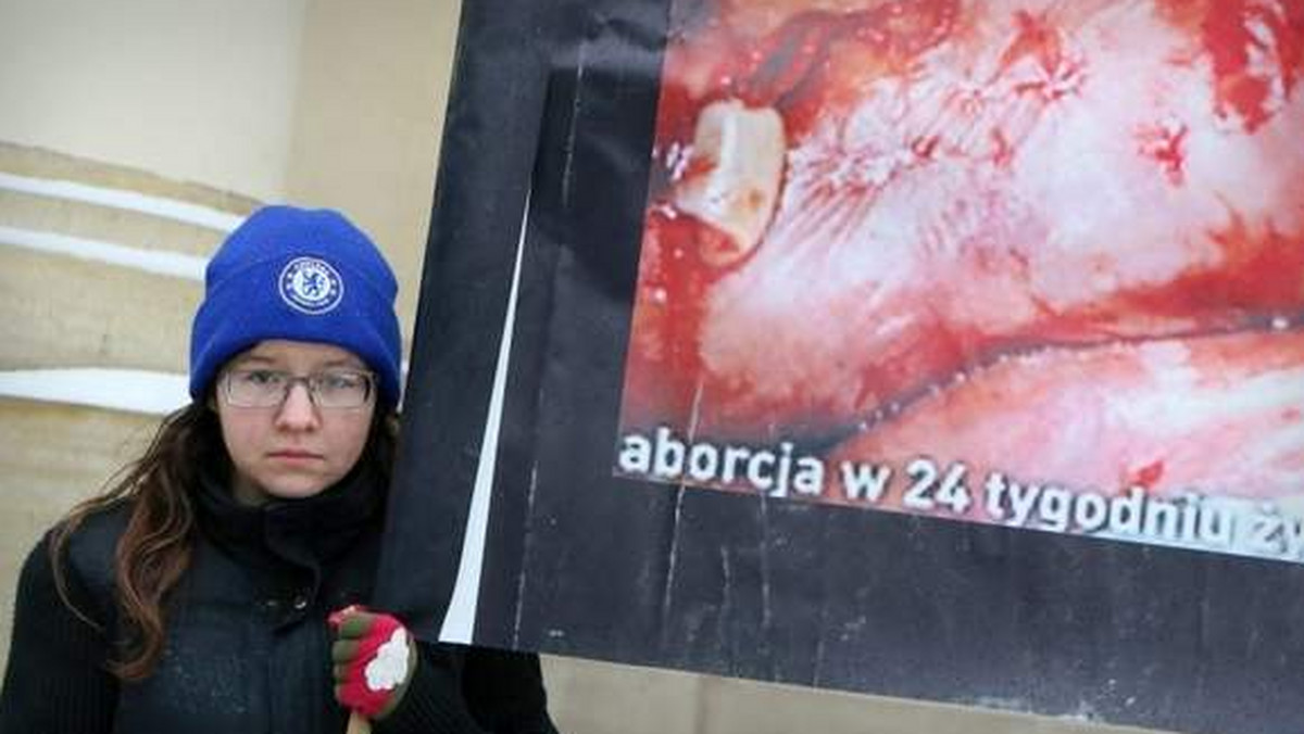 Nie było ekscesów podczas mini-manifestacji Fundacji Pro-prawo do życia przed lubelskim Ratuszem. Policja spisała organizatora, Straż Miejska robiła zdjęcia, a młodzi prezentowali transparenty z zdjęciami aborcyjnymi oraz posłami.