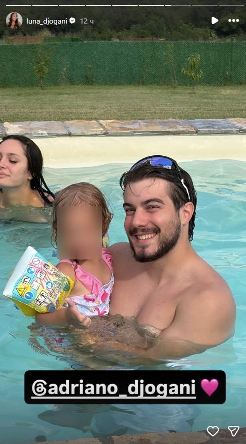 Skinula se Luna Đogani: Prava bomba u pink bikiniju, ovako uživa sa Markom