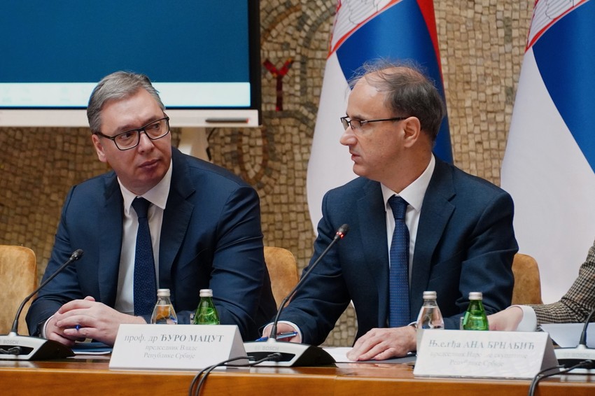 Aleksandar Vučić, Đuro Macut