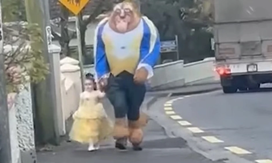 Tata i ćerka u kostimima