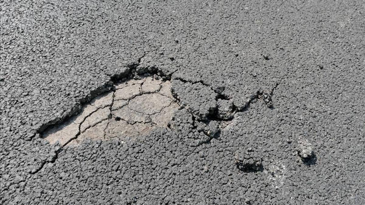 Oto jak się buduje w stolicy. Nawierzchnia mostu Skłodowskiej-Curie jest w opłakanym stanie i to ledwo półtora roku po otwarciu. W kilku miejscach na jezdni pojawiły się dziury i olbrzymie odpryski. Drogowcy zapewniają, że przeprawa jest jeszcze na gwarancji.