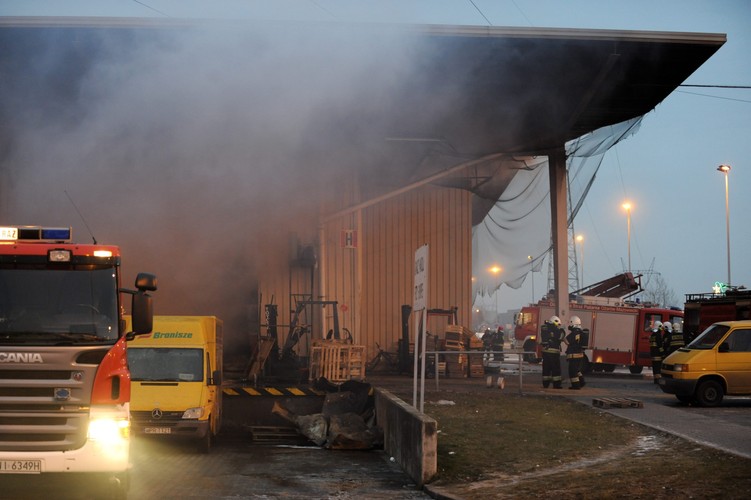 Pożar hali targowej w Broniszach