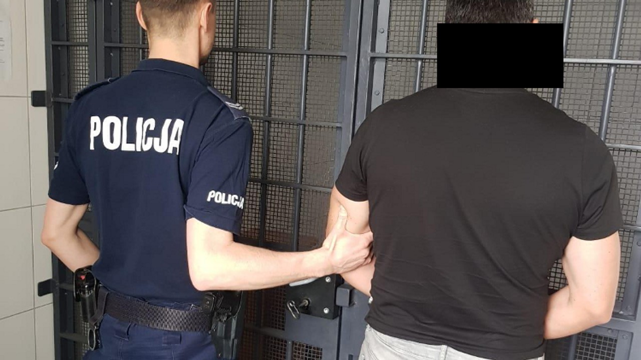 Mężczyzna wynosił ze sklepu kartony z masłem. Wezwano policję