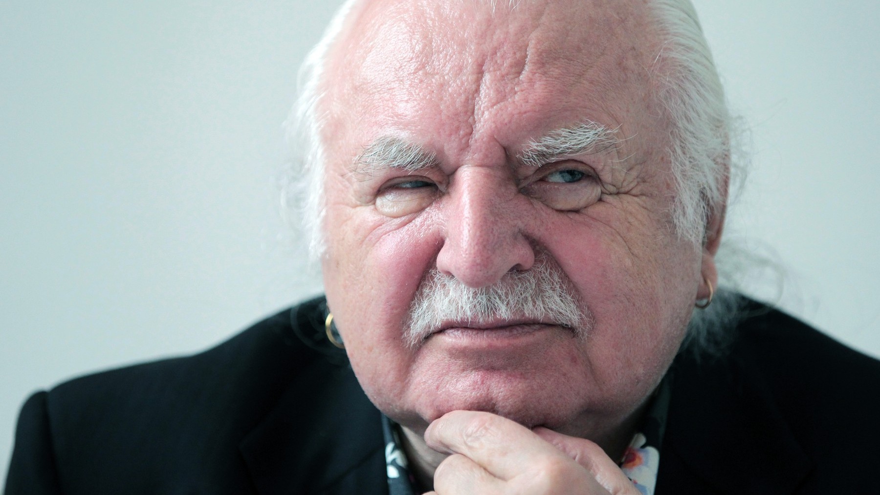 Zomrel Milan Knížák.
