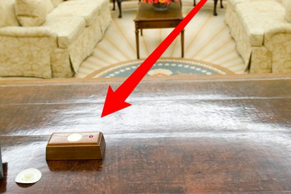 Prezydent Donald Trump ma na biurku mały czerwony przycisk – oto do czego służy