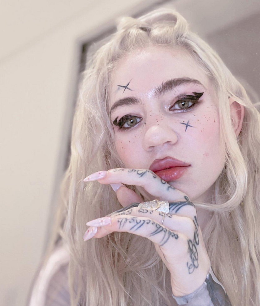 Grimes, kanadyjska piosenkarka i artystka wizualna, słynie z tego, że nigdy nie dała się sfotografować w tej samej fryzurze.