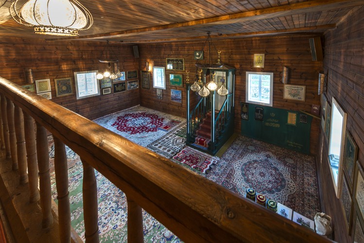 <strong>Tatarzy</strong>
<br></br>
W okresie międzywojennym w granicach Polski żyło ok. 5,5 tysiąca Tatarów (województwo wileńskie, nowogródzkie i białostockie).
<br></br>
Tatarzy zachowali odrębność wyznaniową, tradycję pochodzenia i obyczaje, działał Związek Kulturalno-Oświatowy Tatarów RP, Tatarskie Muzeum Narodowe w Wilnie, Tatarskie Archiwum Narodowe. W czasie II wojny światowej Tatarzy ponieśli dotkliwe straty, szczególnie wśród inteligencji.
<br></br>
Po wojnie w granicach Polski pozostały dwie wsie tatarskie w dzisiejszym województwie podlaskim (Bohoniki i Kruszyniany), ponadto Tatarzy żyją rozproszeni w Gdańsku, Białymstoku, Warszawie i Gorzowie Wielkopolskim. 
<br></br>
Na zdjęciu drewniany meczet tatarski z XVIII wieku w Kruszynianach.
<br></br>