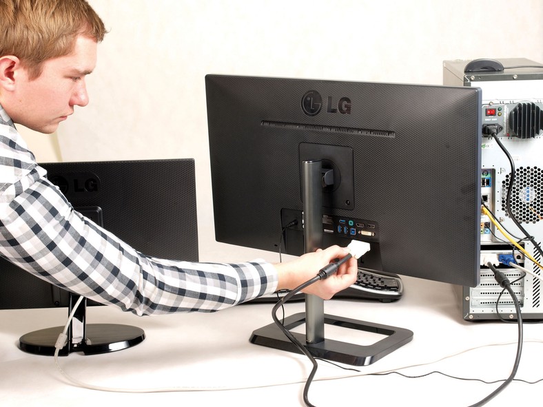 Jak podłączyć drugi monitor. Wyjaśniamy, jak to zrobić