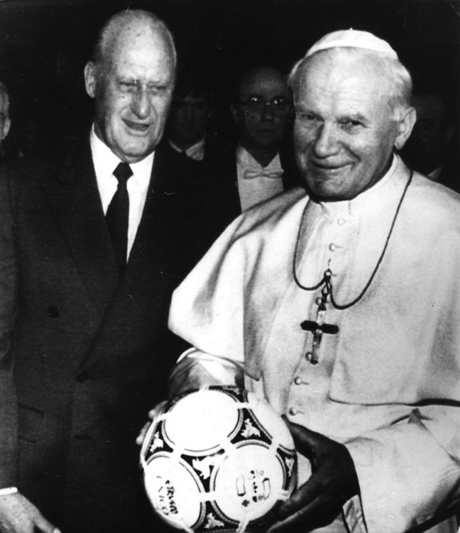 Papież Jan Paweł II na spotkniu z João Havelange, wieloletnim przewodniczącym FIFA. fot. Fot. ARCHIWUM PS/Newspix.pl