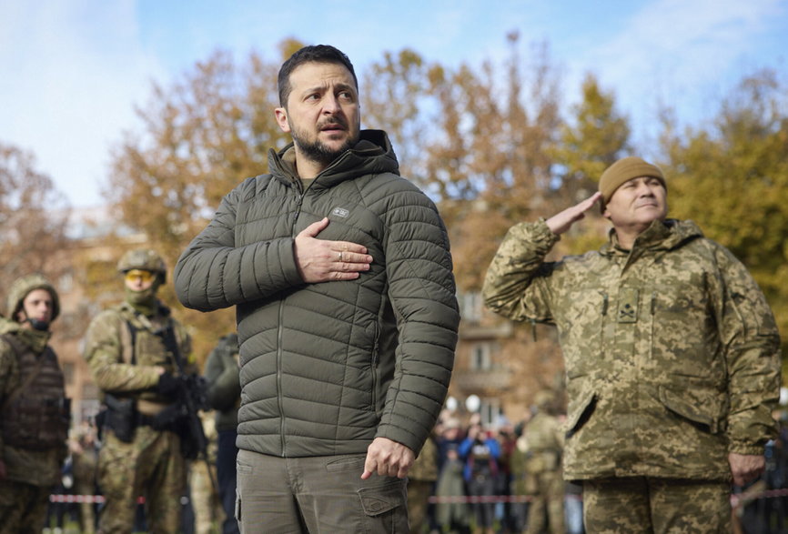 Wołodymyr Zełenski słuchający ukraińskiego  hymnu narodowego podczas wizyty w Chersoniu, 14 listopada 2022 r.