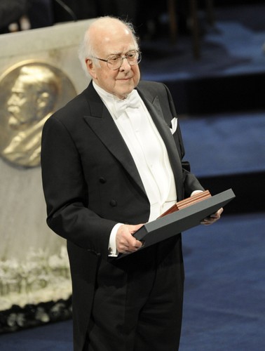 <b>Peter Higgs</b>
<br>
<br>
Brytyjski fizyk, laureat Nagrody Nobla został wybrany naukowcem 2013 roku. Higgs zdobył poparcie 131 agencji.