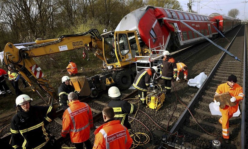 Pociąg zderzył się z koparką w Niemczech