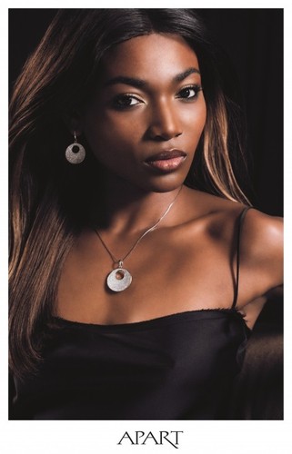 Osi Ugonoh w sesji Apart