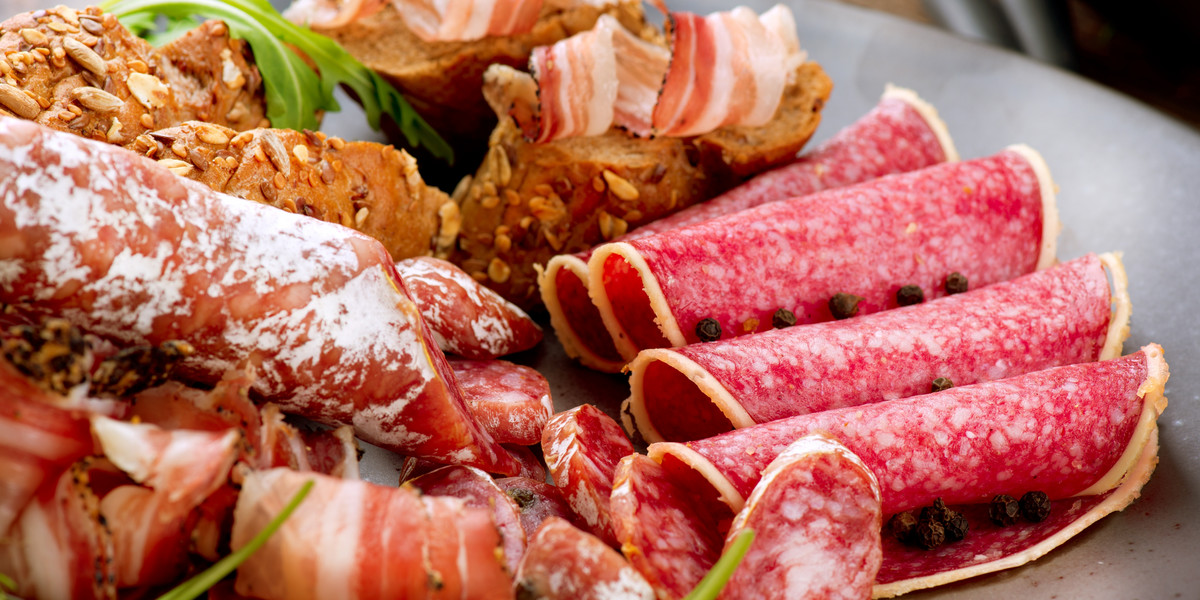 Jedzenie wędlin i czerwonego mięsa podnosi ryzyko zachorowania na raka piersi.