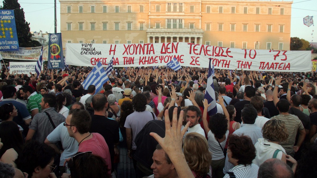 Ponad pięć tysięcy osób zebrało się w Atenach na placu Syntagma, by - czwartą niedzielę z rzędu - protestować przeciw rządowemu programowi oszczędności budżetowych. Rząd, który usiłuje ratować kraj przed bankructwem, musi także stawić czoło ulicznym protestom.