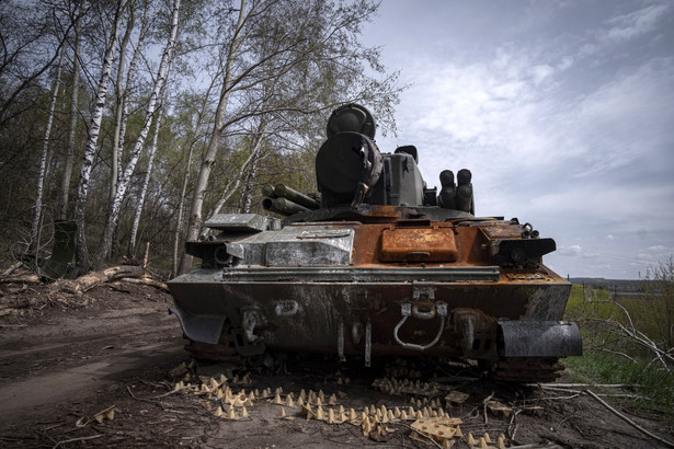 Zniszczony rosyjski czołg na terenie Ukrainy