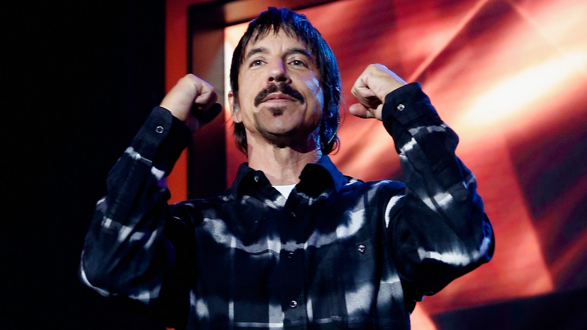 Anthony Kiedis trafił do szpitala. Wokalista cierpiał na "ekstremalny ból brzucha". Red Hot Chili Peppers byli zmuszeni odwołać koncert w ramach Weenie Roast KROQ. Nie wiadomo jeszcze, co dokładnie dolega wokaliście, ale osoby z jego otoczenia uspokajają, że "wszystko będzie dobrze".