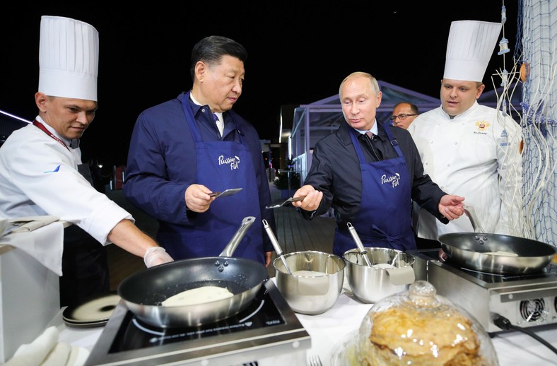 Xi Jinping i Władimir Putin smażą naleśniki podczas spotkania we Władywostoku, 11 września 2018.