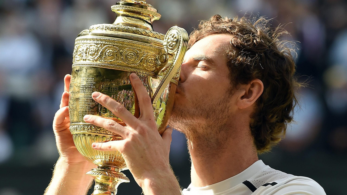 Na pierwszych stronach kilkunastu brytyjskich gazet w miniony poniedziałek bohaterem mógł być tylko jeden człowiek. Naturalnie to Andy Murray. Gigantyczne zdjęcia oraz pełne patosu tytuły nie pozostawiają złudzeń. Tylko on nie zawiódł, wykorzystał sytuację i w doskonałym stylu zwyciężył.