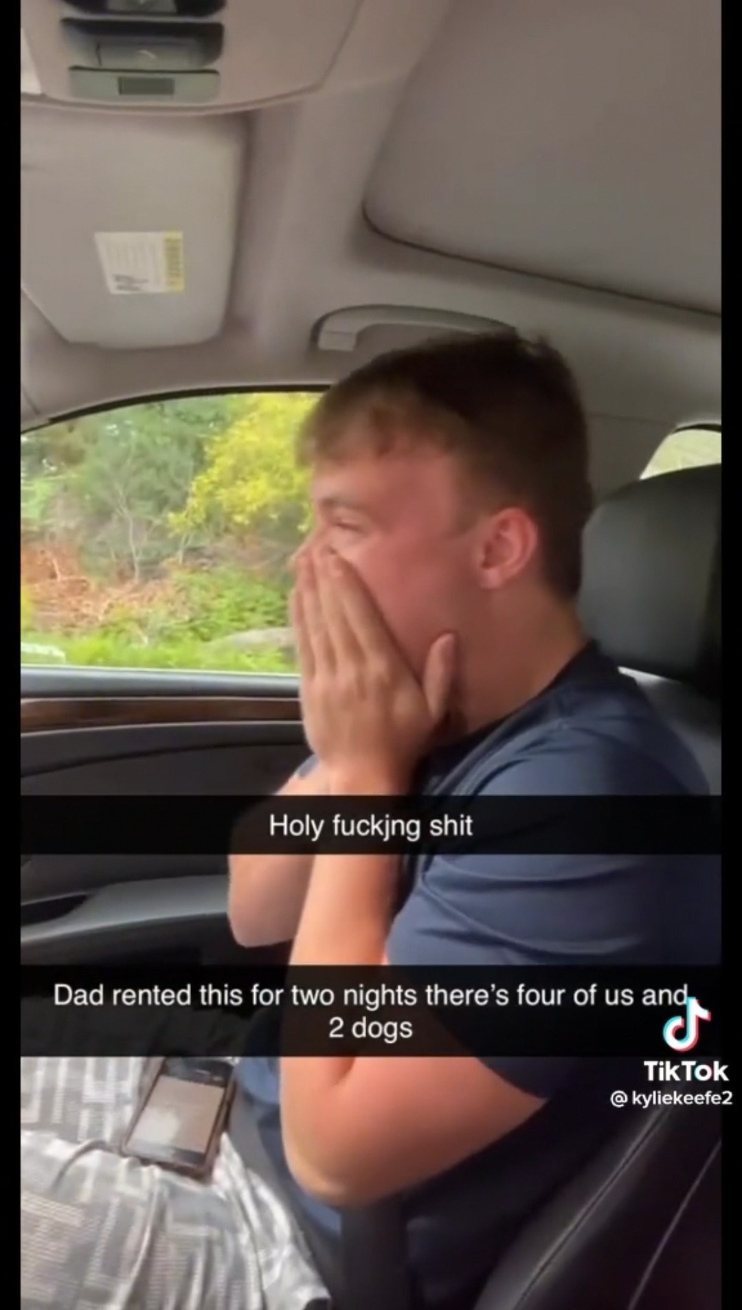 Syn Aidan lapá po dychu.