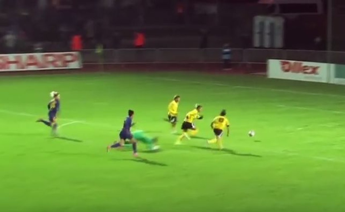Hit internetu! Trzy kobiety, piłka, pusta bramka i... sami zobaczcie, co się stało [WIDEO]
