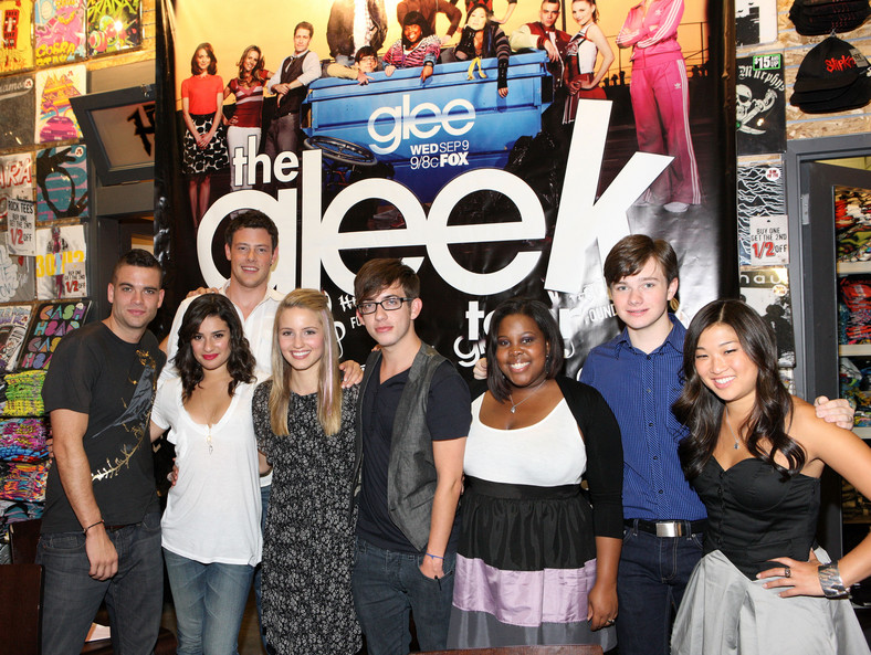 (od lewej) Mark Salling, Lea Michele, Dianna Agron, Cory Monteith, Kevin McHale, Amber Riley, Chris Colfer, oraz Jenna Ushkowitz