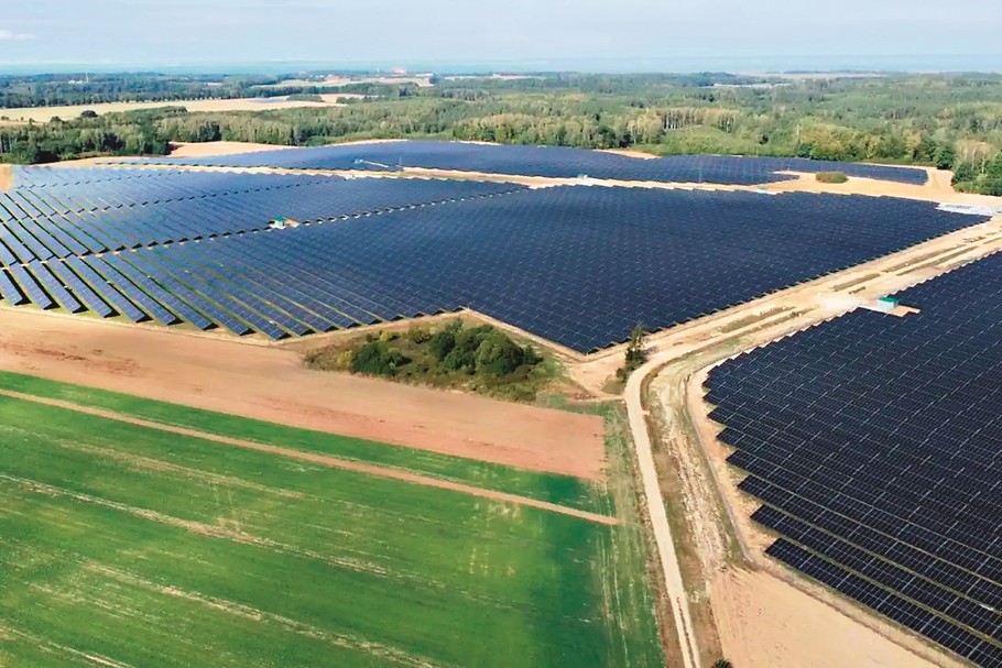 Equinor zbudował w Polsce jedną z największych dotąd farm fotowoltaicznych – Stępień pod Braniewem.