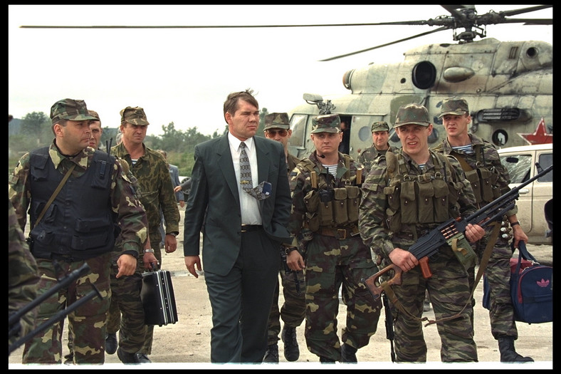 Aleksander Lebiedź jako sekretarz Rady Bezpieczeństwa Rosji wizytuje podbity Grozny. Czeczenia, sierpień 1996 r.