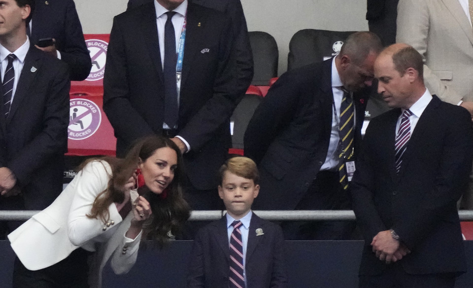 Książę George stroił miny na Wembley i uważnie słuchał wskazówek rodziców