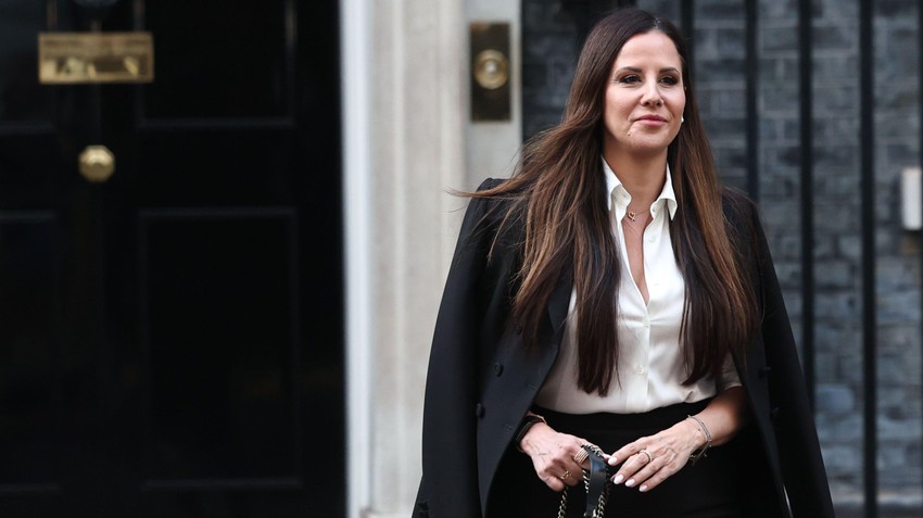 Tamara Vučić ispred sedišta britanske vlade u Londonu 17. maja 2026. godine, gde se ponovo susrela sa Olenom Zelenskom | Foto: NEIL HALL/EPA/Shutterstock