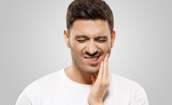 Przeskakiwanie szczęki może być objawem groźnej choroby? Stomatolog tłumaczy