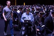Szef Facebooka Mark Zuckerberg na konferencji Samsunga w Barcelonie. Prezentacja gogli VR
