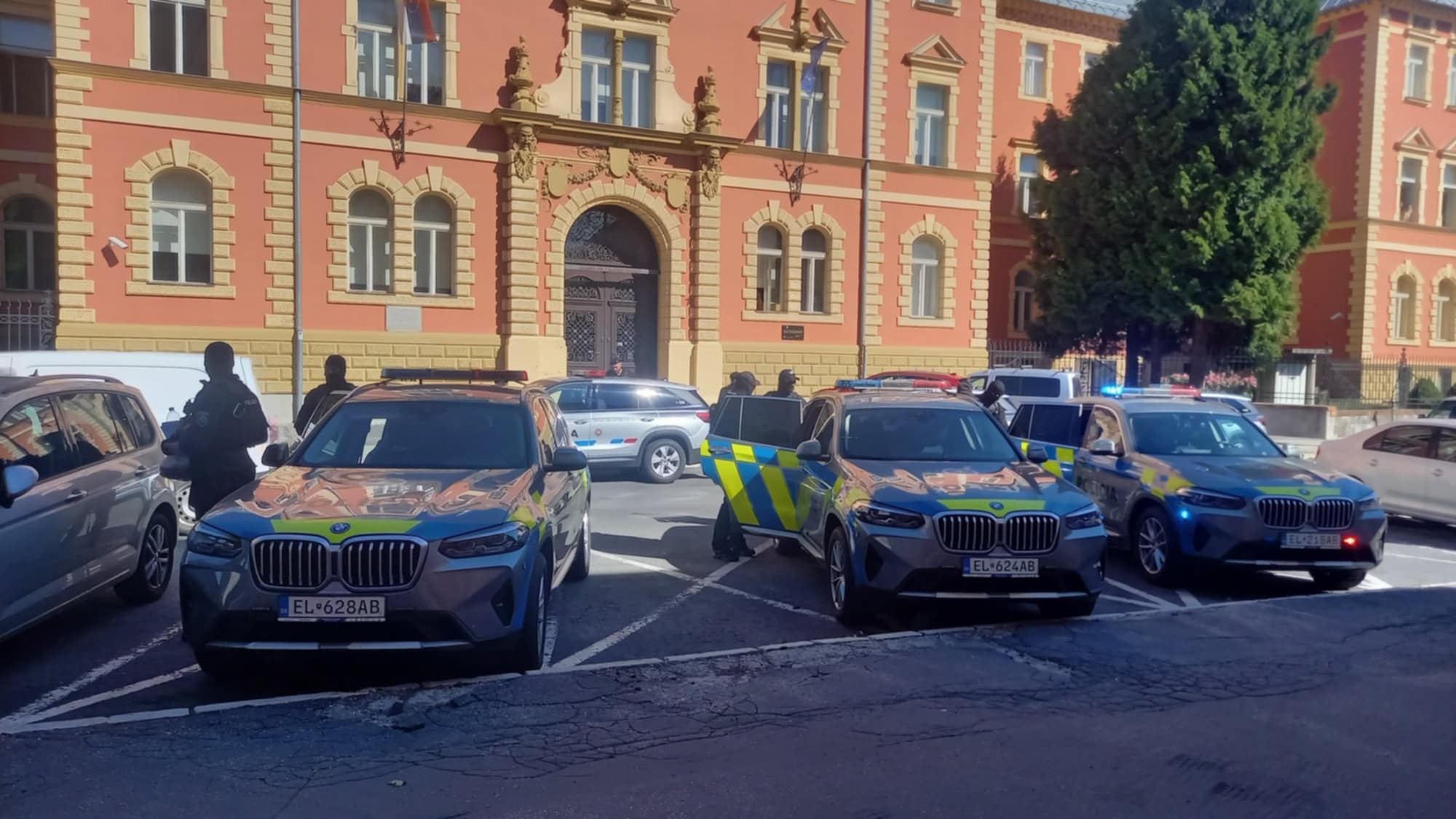 Policajné autá s eskortou priviezli na súd do Banskej Bystrice sedem z obvinených po razii Funeral.