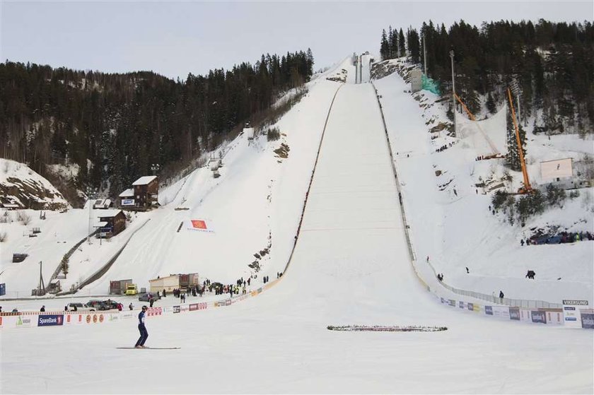 Małysz w Vikersund skoczył 218 metrów